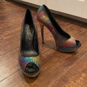 Super cute, sparkly, peep toe, high heeled, pumps!